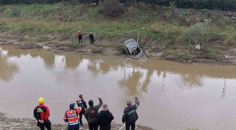 Ayazağa'da sele kapılan otomobil Cendere Deresi'nden itfaiye ekiplerince çıkarıldı
