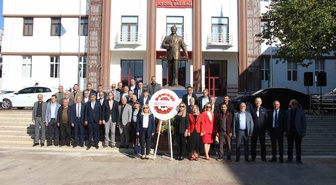 Aydın Efeler'de 19 Ekim Muhtarlar Günü, Valilik önünde törenle kutlandı
