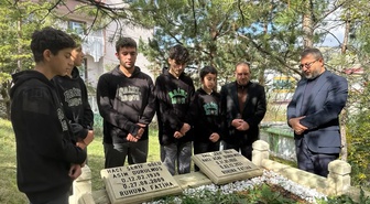 Bayburt'ta imam hatip öğrencileri Hacı Asaf Durulmuş'u mezarı başında andı