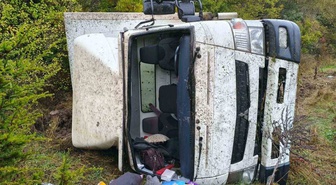 Bilecik Bozüyük'te kamyon ormanlık alana devrildi, 2 kişi yaralandı