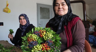 Burdur Kocaaliler'de kadınların ördüğü 600 bin çelenk Avrupa'ya ihraç ediliyor