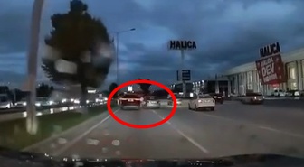 Bursa Nilüfer'de iki sürücünün yol verme tartışması araç kamerasına yansıdı