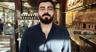 Diyarbakır'da nefes borusuna salatalık kaçan müşteriyi hemşirelik mezunu lokanta çalışanı Heimlich manevrasıyla kurtardı