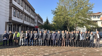 Düzce Gölyaka'da Muhtarlar Günü töreninde Muhtarlar Derneği Başkanı çelenk sundu