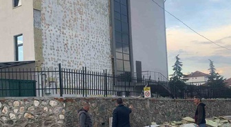 Düzce Gümüşova'da fırtına okulun dış cephesinde hasar oluşturdu, eğitim aksamadı
