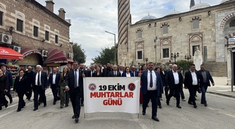 Edirne'de muhtarlar 19 Ekim Muhtarlar Günü'nde Atatürk Anıtı'na çelenk sundu