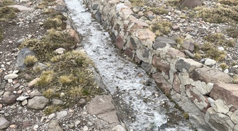 Erciyes'te yaklaşık 3 bin metredeki su kanalları kalın buzla kaplandı