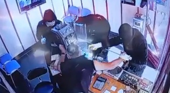 Gaziantep'te kuyumcuya silahlı ve biber gazlı soygun kamerada! 850 gram altını alıp kaçtılar
