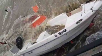 Gemlik ve Kumla sahillerinde lodosun batırdığı tekneler vinçle sudan çıkarılıyor