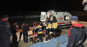 Gökçeada'da beyin kanaması şüphesiyle 77 yaşındaki hasta botla tahliye edildi