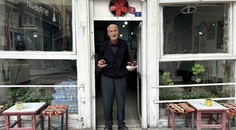 Halit Arar, 1981'den beri aynı kahvehanede çay demleyerek kahve kültürünü yaşatıyor