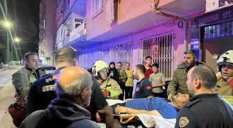 Hatay İskenderun'da yangında mahsur kalan 3 kişi dumandan etkilenip hastaneye kaldırıldı