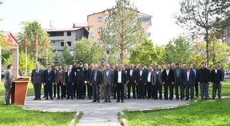 Hizan'da Muhtarlar Günü için tören düzenlendi, Kaymakam Öztürk muhtarlarla buluştu.