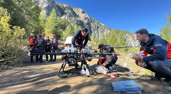 Isparta Sütçüler'de mahsur 10 İHH gönüllüsüne dronla erzak gönderildi