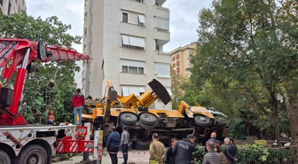 İstanbul Kadıköy'de inşaat vinci 11 katlı binanın girişine devrildi, ölü yaralı yok