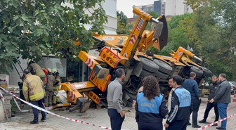 Kadıköy'de yan yatan vinç 11 katlı binaya ve 2 araca çarparak hasar verdi