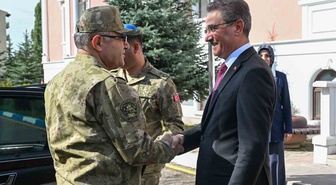 Kara Kuvvetleri Komutanı Tokel, Erzurum Valisi Baruş'u makamında ziyaret etti