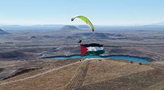 Karapınar Doğa ve Uçuş Sporları Başkanı Ulutaş, paraşütle Filistin bayrağı açtı