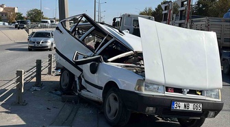 Konya Karatay'da refüje çarpan otomobil hurdaya döndü, 4 kişi yaralandı