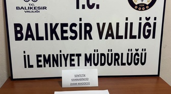 Manyas'ta araçta 8,32 gram bonzai ham maddesi bulundu, 2 şüpheli gözaltına alındı.