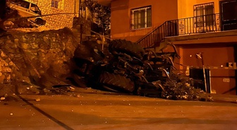 Mardin Savur'da traktör devrildi, sürücü yaşamını yitirdi, eşi ve çocuğu yaralandı