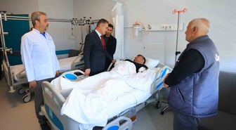 Muğla Valisi Akbıyık, kazada yaralanan muhtar Köseoğlu'nu hastanede ziyaret etti