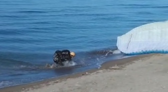 Ordu Altınordu'da 530 rakımlı Boztepe'den havalanan paraşütçü rüzgarla denize indi