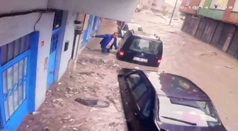 İstanbul'daki selde ölümden döndü! Aracını kurtarmak isterken suya kapıldı, o anlar kamerada