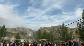 Siirt'te 7. sınıf öğrencileri su roketlerini okul bahçesinde fırlattı