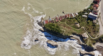 Sinop Türkeli'de sağanak sonrası çamurlu su Karadeniz'i kahverengiye çevirdi
