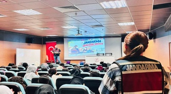 Şırnak Cezeri Kız Yurdunda jandarma öğrencilere madde bağımlılığı eğitimi verdi