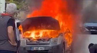 Tokat'ta TOGÜ Hastanesi otoparkında yanan hafif ticari araç kullanılamaz hale geldi