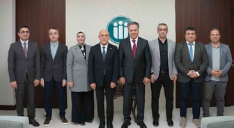 TÖTM'ün yeni başhekim yardımcıları Rektör Akpolat'ı makamında ziyaret etti