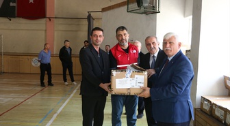 Trabzon Of'ta Kızılay Ataşehir Şubesi ihtiyaç sahibi öğrencilere giysi yardımı yaptı