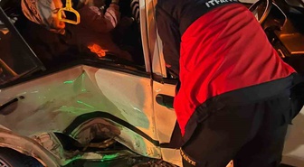 Van Edremit'te dün gece iki otomobil çarpıştı, kazada 3 kişi yaralandı