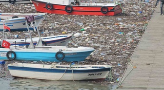Zonguldak Limanı'nda derelerin taşıdığı atıklar balıkçı teknelerini sardı