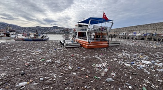 Zonguldak Limanı'nda sağanak sonrası evsel atıklar ve pet şişeler birikti