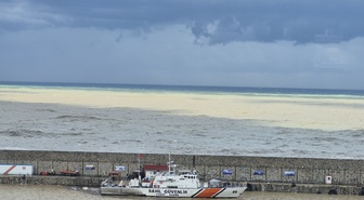 Zonguldak'ta 3 günlük sağanak limanda deniz suyunu kahverengiye çevirdi