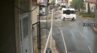 Adana Kozan'da kuryenin başına motosikletiyle çarptığı su borusu düştü, kask korudu