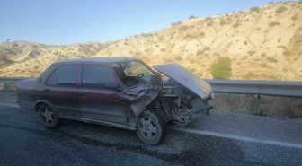 Adıyaman Besni'de kontrolden çıkan otomobil bariyerlere çarptı, 1 kişi yaralandı