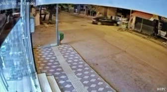 Adıyaman Kahta'da otomobil motosikletle çarpıştı, 1'i ağır 2 yaralı, kaza kamerada