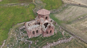 Aksaray'ın Güzelyurt ilçesindeki 1500 yıllık Kızıl Kilise ziyaretçilerini cezbediyor