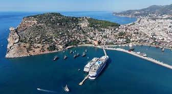 Alanya Limanı'na iki kruvaziyer sabah 2 bin 400 turist getirdi