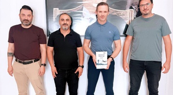 ALKÜ'nün 'Havacılık Yönetimi 360' kitabı havalimanı direktörüne takdim edildi