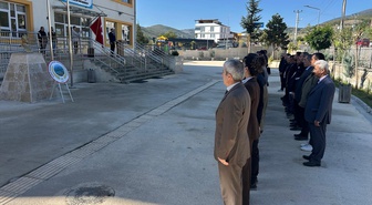 Almus'ta Muhtarlar Günü töreninde Atatürk büstüne çelenk konuldu