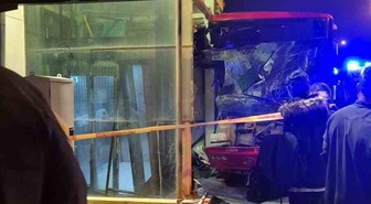 Ankara Etimesgut'ta EGO otobüsü üst geçit asansörüne çarptı, 24 kişi yaralandı