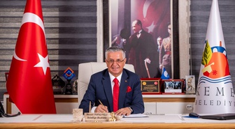 Kemer Belediye Başkanı Necati Topaloğlu, 8 meclis üyesiyle birlikte CHP'den istifa etti