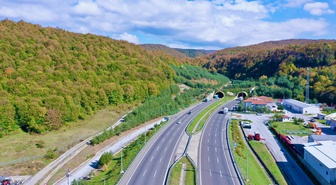 Bolu'da sonbaharda ağaçlar sarı ve kızıl tonlarıyla Bolu Dağı geçişinde görüntülendi