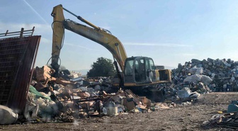 Bursa İnegöl'de geri dönüşüm tesisinde ekskavatöre sıkışan iş yeri sahibi öldü