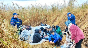 Çanakkale Ezine'de karada yakalanan 39 kaçak göçmenin 19'unun çocuk olduğu belirlendi
